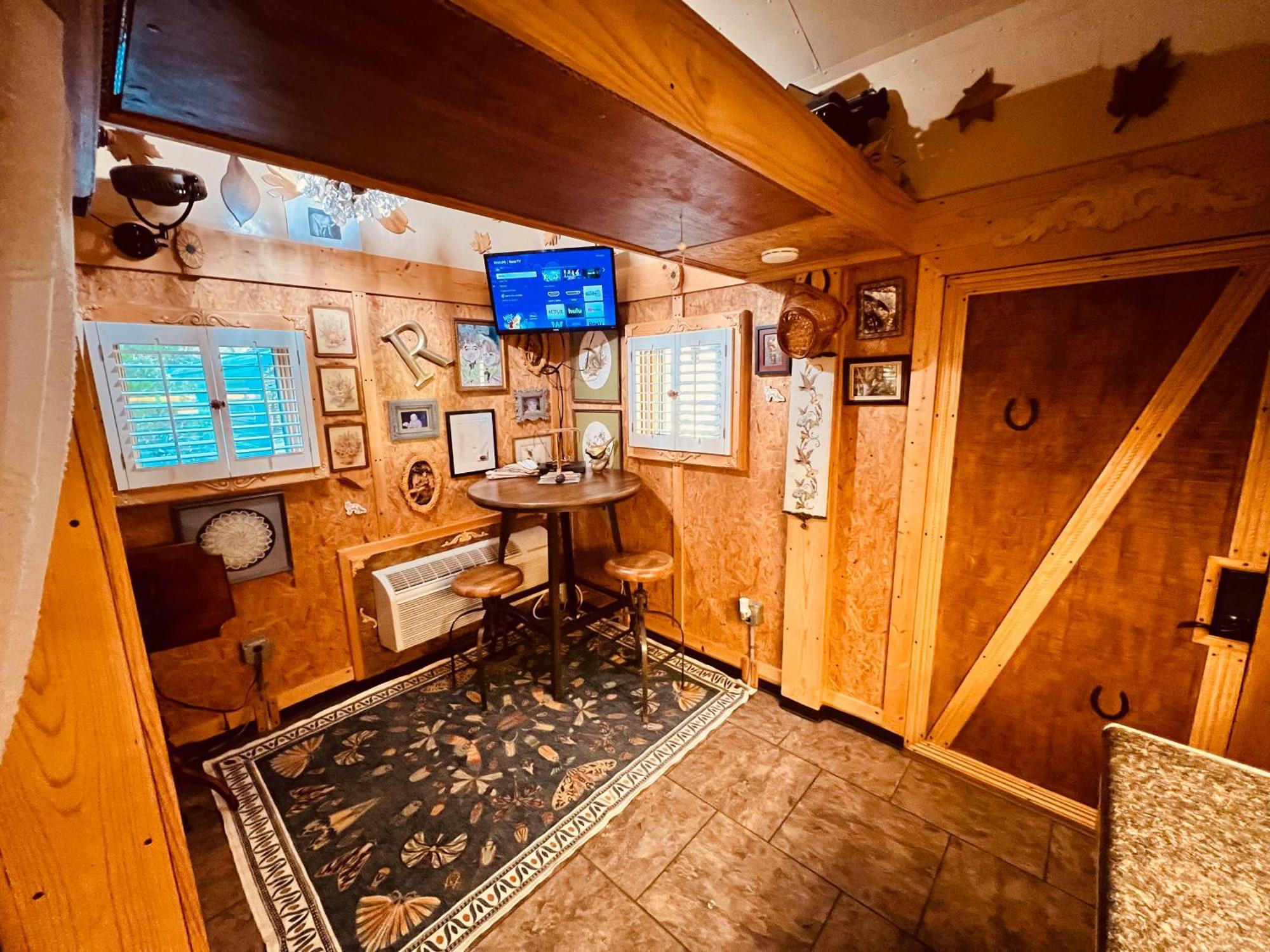 הוילה Cosby Tiny House, Wifi,Hot Tub,Secluded מראה חיצוני תמונה