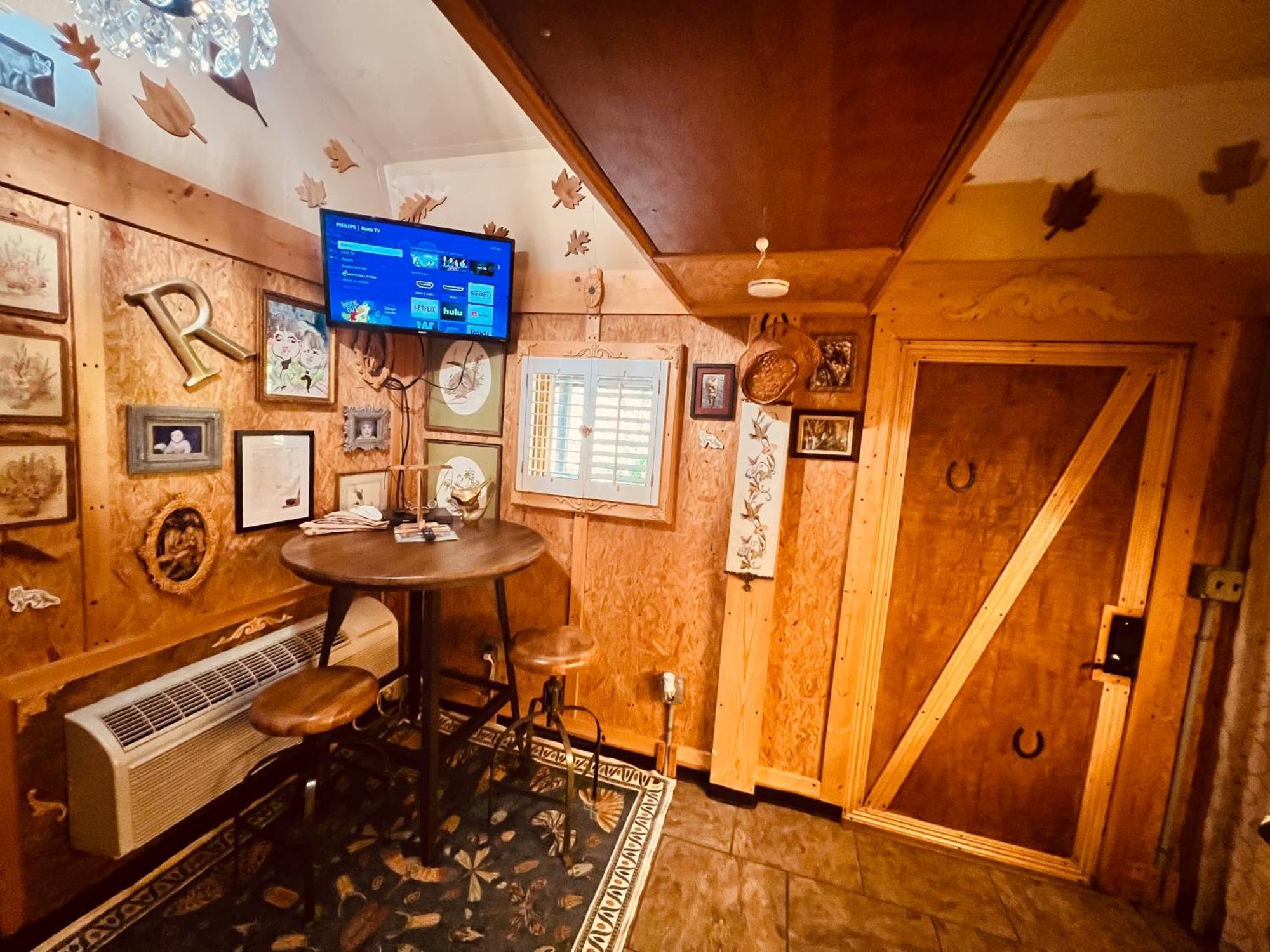 הוילה Cosby Tiny House, Wifi,Hot Tub,Secluded מראה חיצוני תמונה