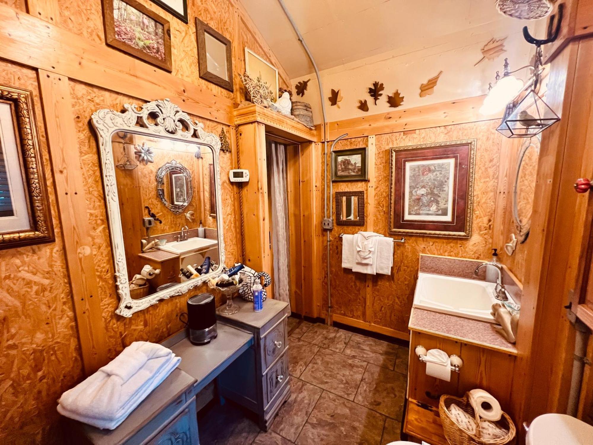 הוילה Cosby Tiny House, Wifi,Hot Tub,Secluded מראה חיצוני תמונה