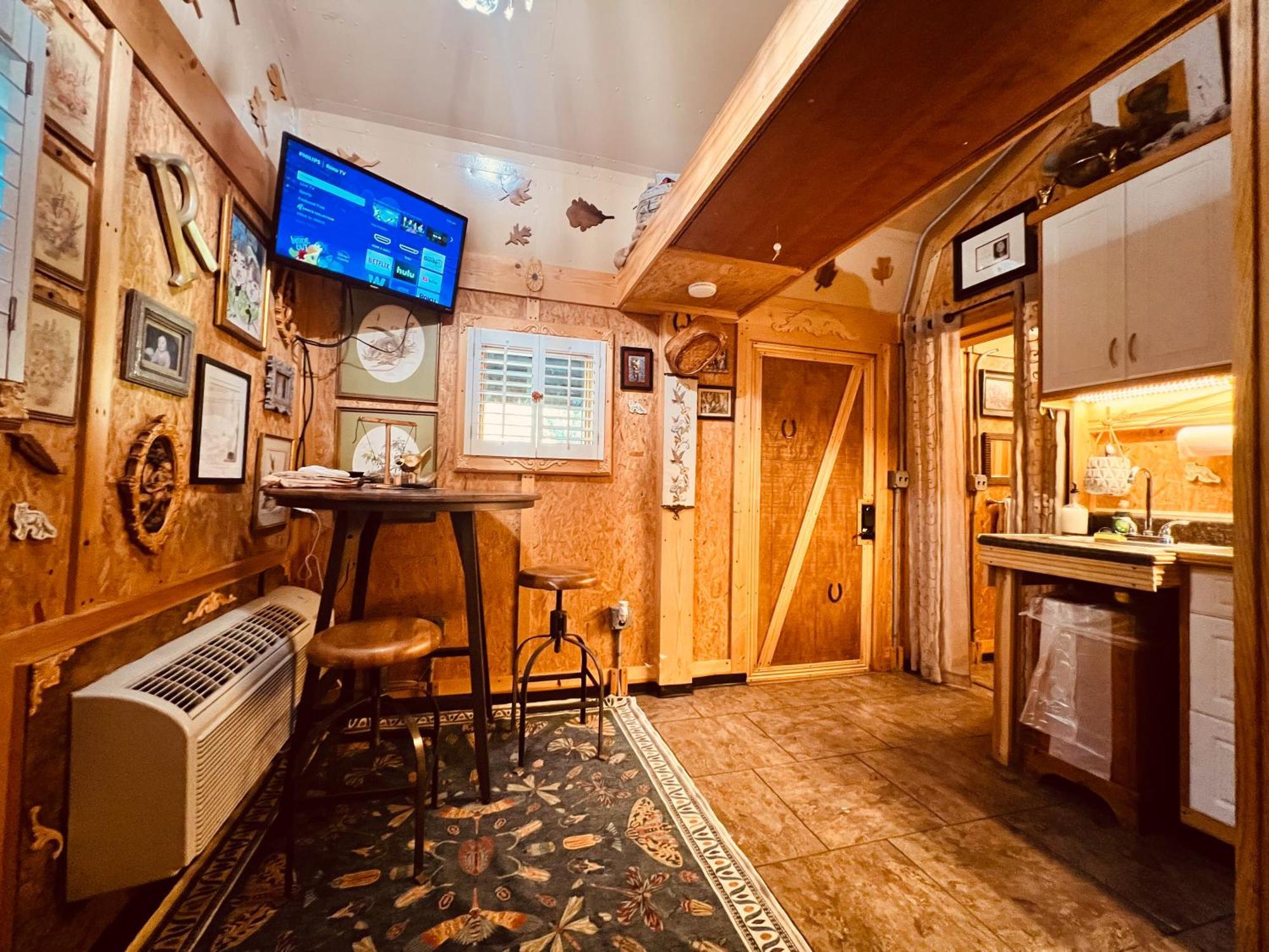 הוילה Cosby Tiny House, Wifi,Hot Tub,Secluded מראה חיצוני תמונה